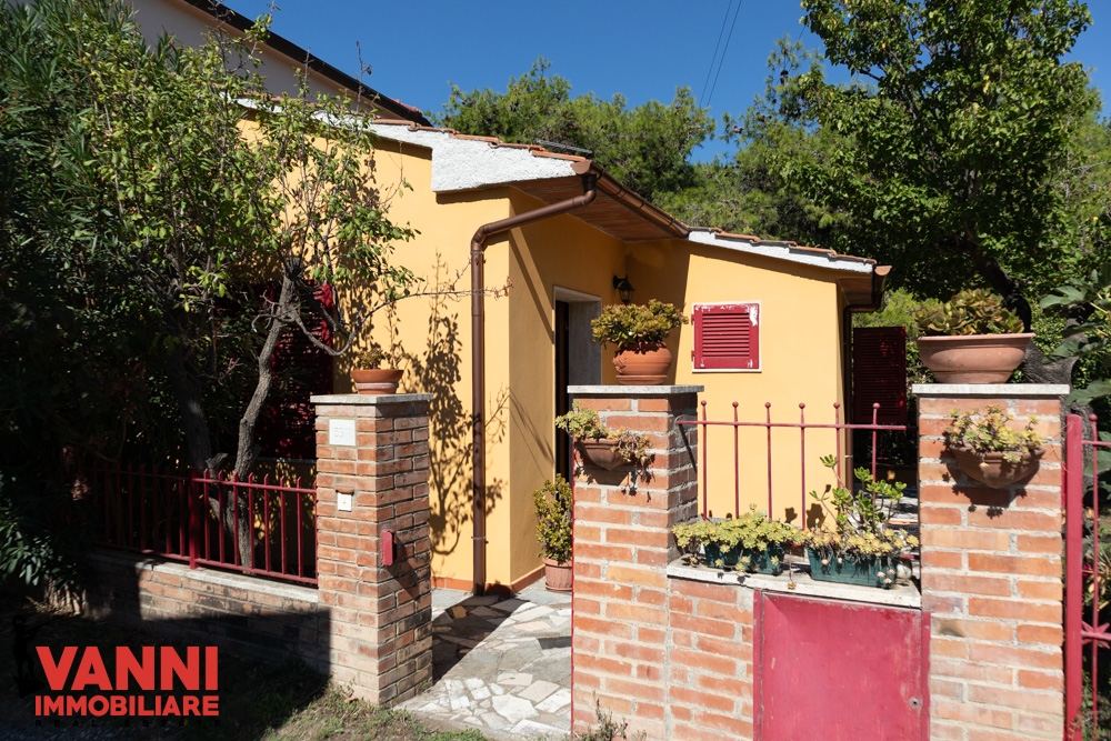 CECINA, VILLETTA CON GIARDINO